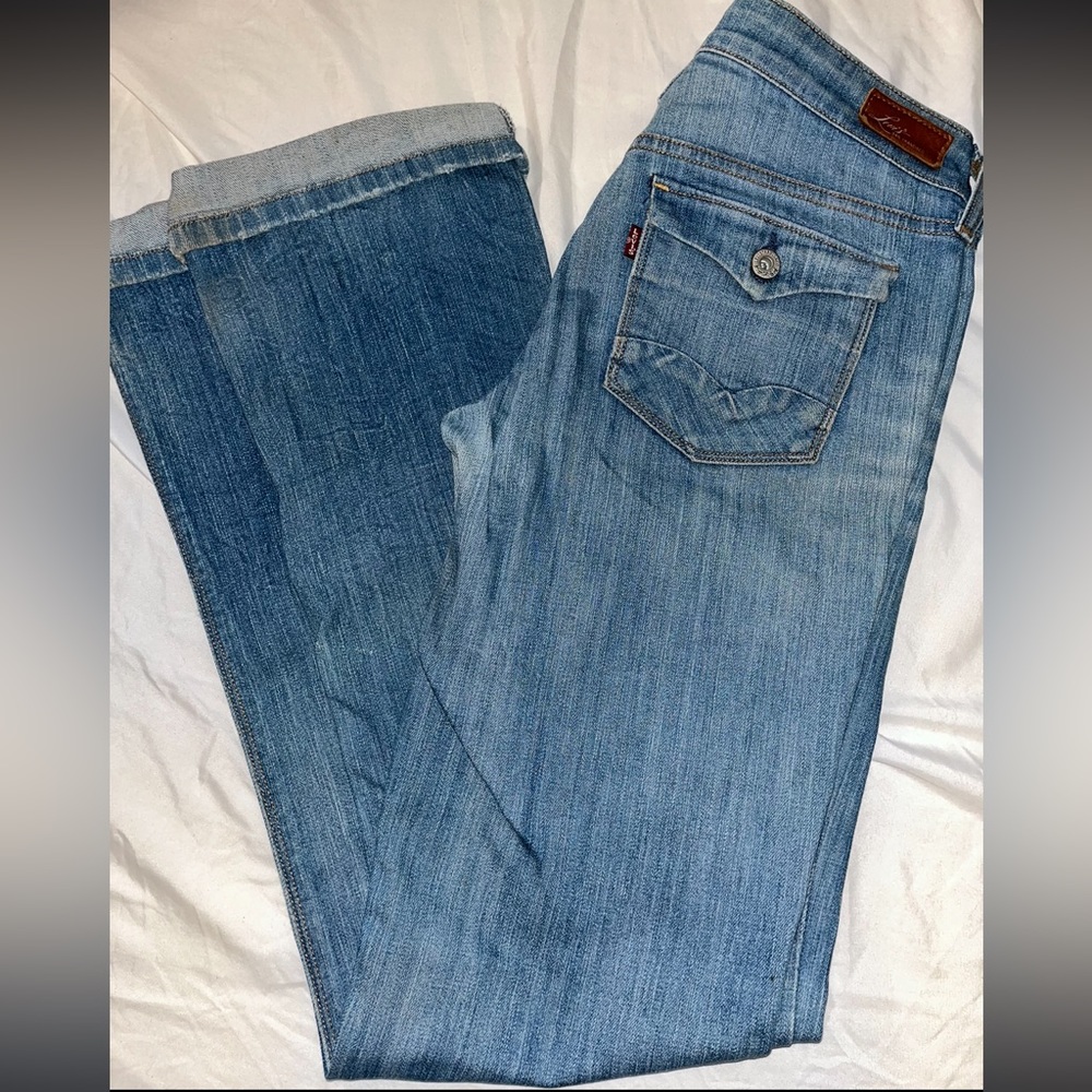 Levi’s jeans “slight curve”